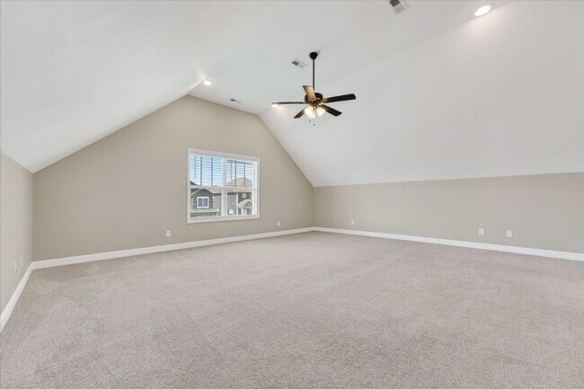 Building Photo - Pet Friendly Four Bedroom with Bonus!