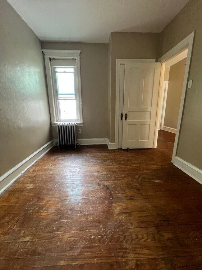 Building Photo - Spacious 3-Bedroom Townhome in Port Richmond! Available mid-April!