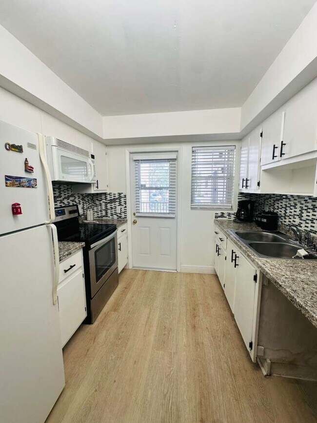 Building Photo - 2441 SW 82nd Ave