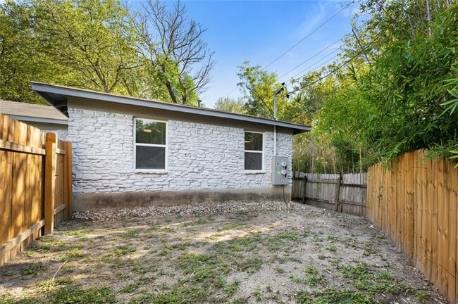 Building Photo - 2303 Metcalfe Rd