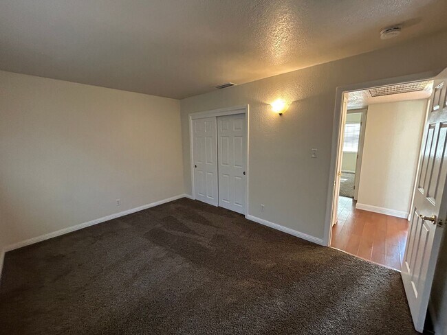 Building Photo - 3 bedroom 2 bathroom in SW Visalia