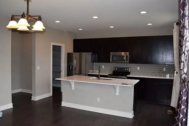 Building Photo - Spacious 3 Bedroom 2.5 Bathroom Home in Me...