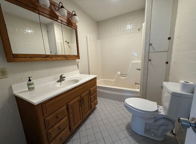 Building Photo - Charming Country Farmhouse in Elberta!