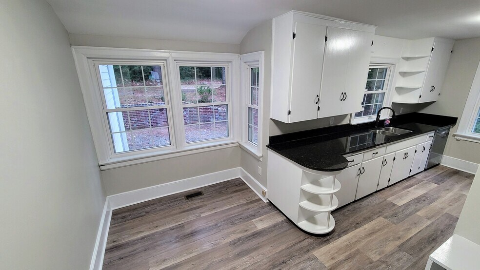 Kitchen / Breakfast Nook - 625 Sunset Dr