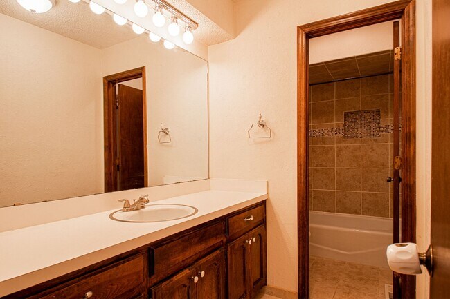 Building Photo - 3 Bed 1.5 Bath in Carl Albert School District
