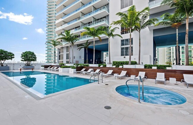 Building Photo - 1300 Brickell Bay Dr