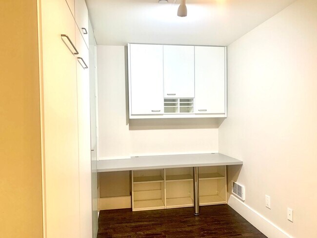 Building Photo - Spacious Centrally Located 1 bed + Den/ 1....