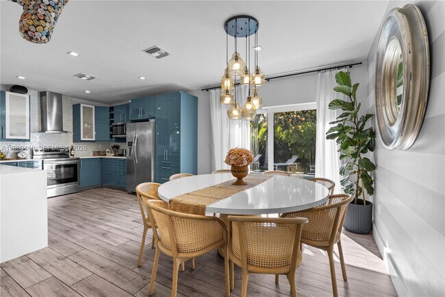 Building Photo - 1121 NE 85th St