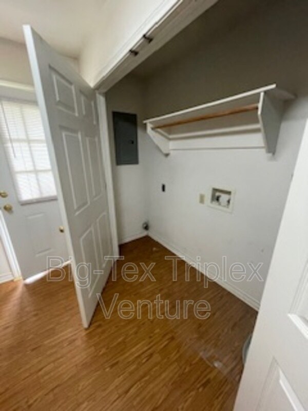 Building Photo - 262 N Pecan St