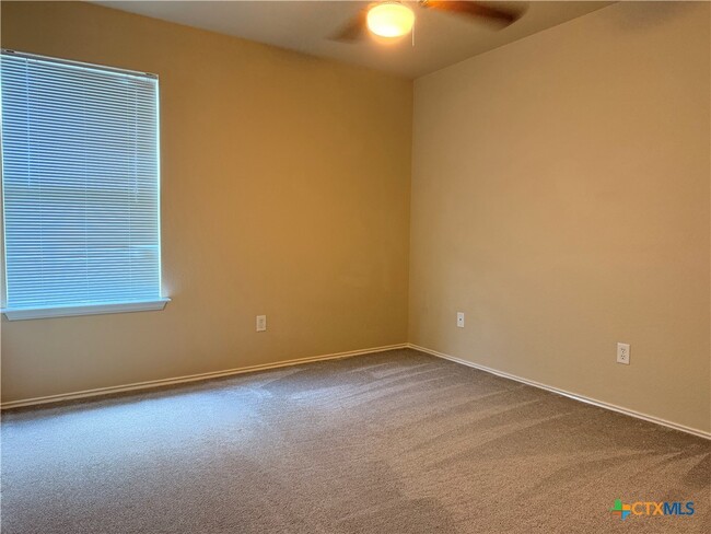 Building Photo - 1229 Hilltop Dr