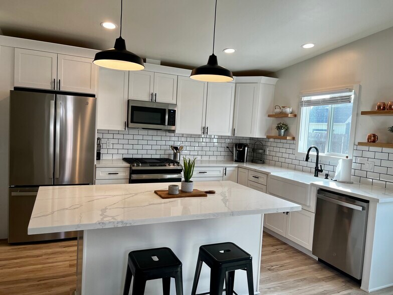 Building Photo - 719 Holly Ave