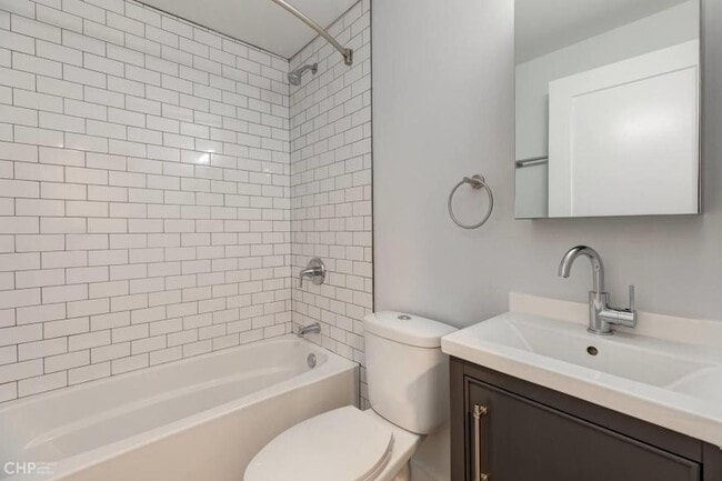 Building Photo - 4 bedroom in Chicago IL 60613