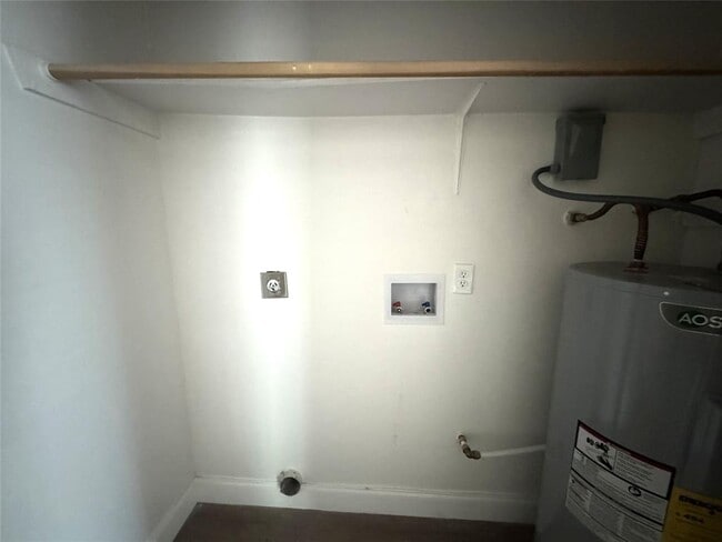 Building Photo - 1558 Lovers Ln