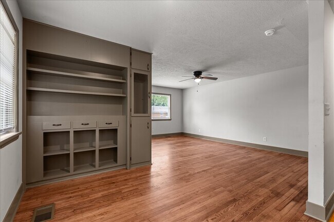 Building Photo - 522 S Duncan Ave