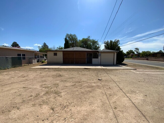 Building Photo - 2 Bedroom Single Story Home Available Near...