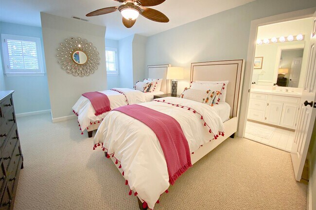 Building Photo - Beautifully FURNISHED Off Season 3bd/2.5 BA Single Family Home