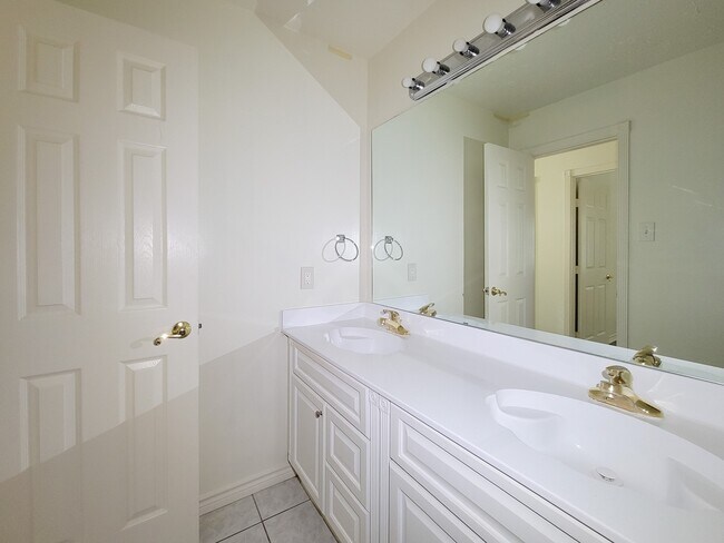 Building Photo - 2118 Creekshire Dr