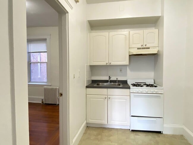 Building Photo - Nice, large 1 bed in a prime location in Allston.