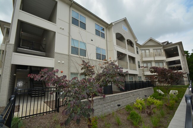 Building Photo - Melrose Heights - Studio Apartment in Wedg...