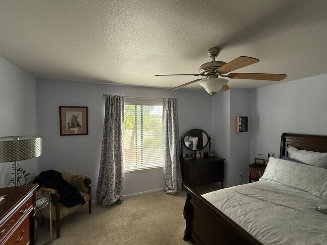 Building Photo - Hayward Condo 1 Bed/1 Bath Updated kitchen, lots of light and Bay views, dogs welcome