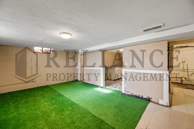 Building Photo - 2118 E 1st St N