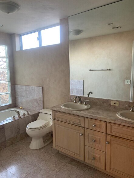 Building Photo - 14290 Dickens St