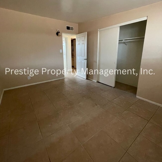 Building Photo - 812-812 E Holaway Dr