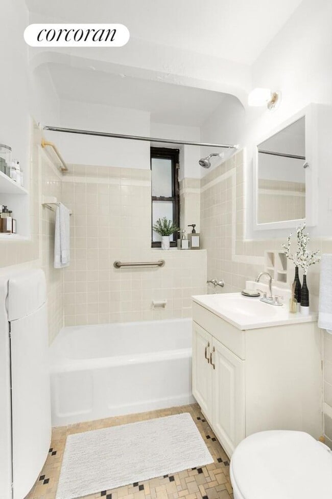 Building Photo - 222 E 35th St