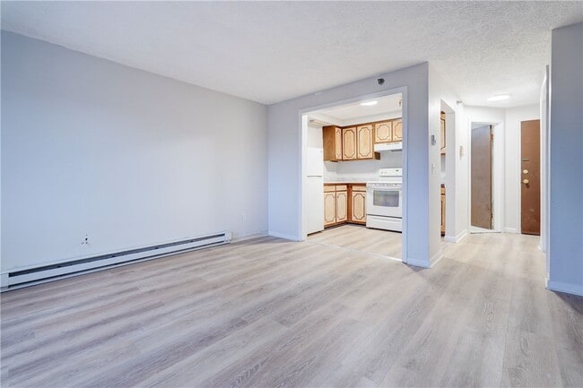 Building Photo - 400 Main St