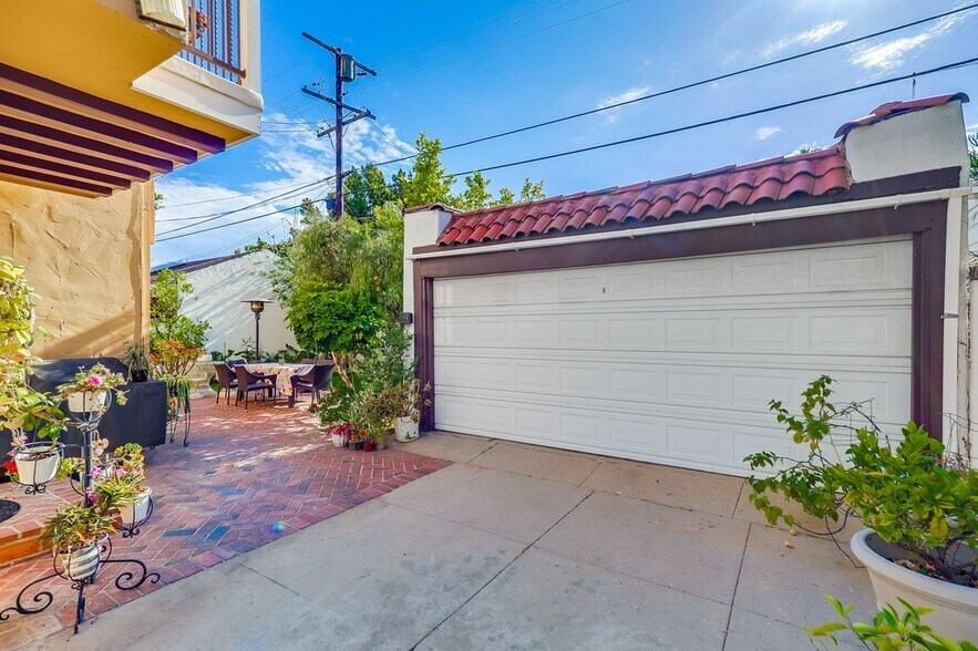 Building Photo - 129 S Swall Dr