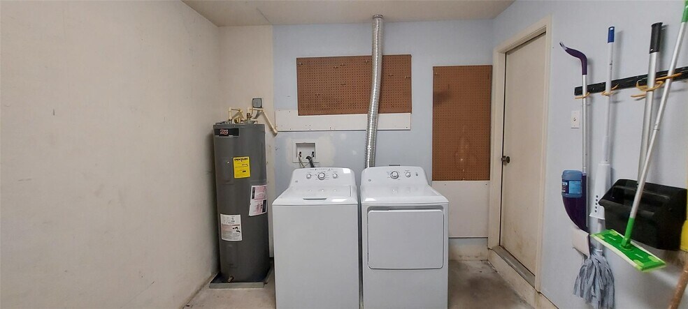 Building Photo - 4967 SW 32nd Ave