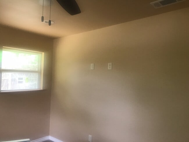 Building Photo - 3/2/2 Fenced yard Pet FRIENDLY