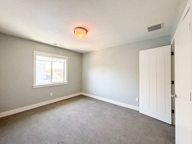 Building Photo - Luxury 5-Bedroom Rental with Pool, Finishe...