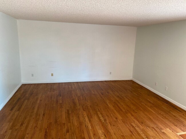 Building Photo - Wonderfully updated and maintained 3 bedro...