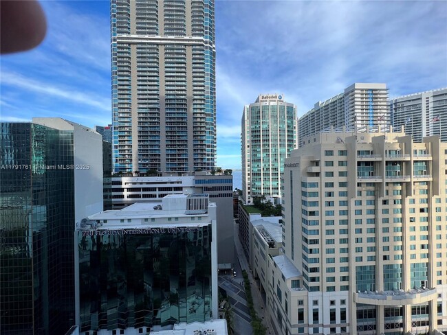 Building Photo - 1060 Brickell Ave