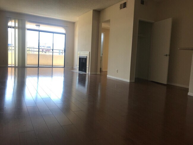 Living room - 14400 Dickens St