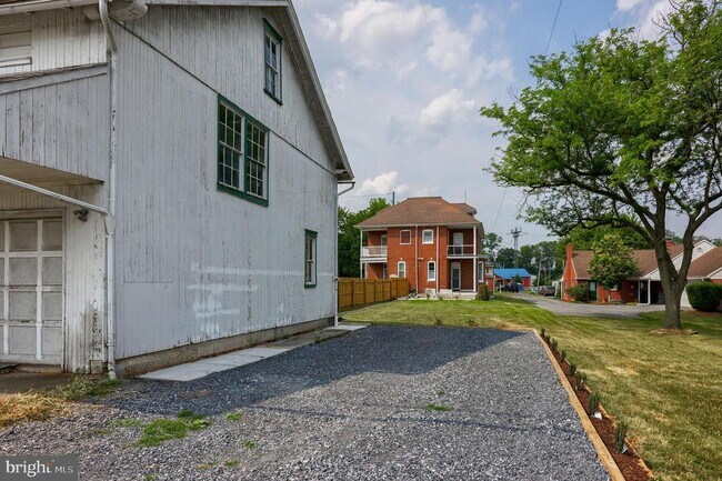 Building Photo - 136 E Harrisburg Ave