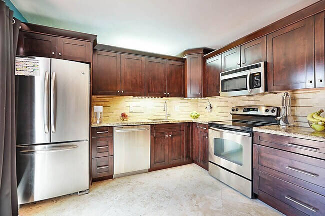 Building Photo - 2876 Waterford Dr S