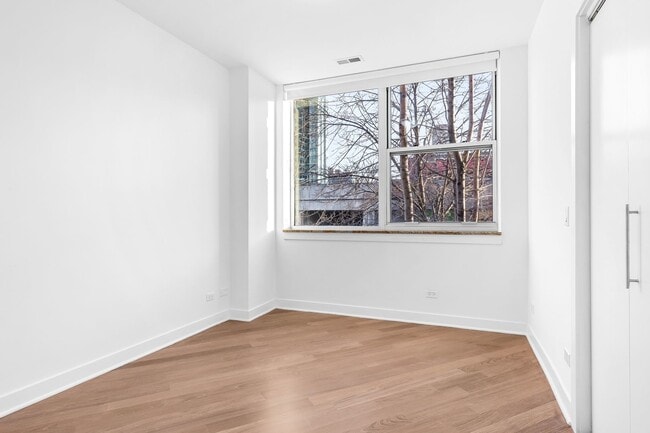 Building Photo - 914 W Hubbard St