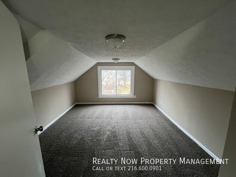 Building Photo - 872 Helmsdale Rd