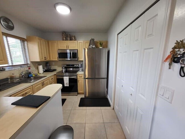 Building Photo - 3415 NE 9th Dr