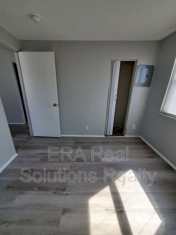 Building Photo - 1045 Leona Ave