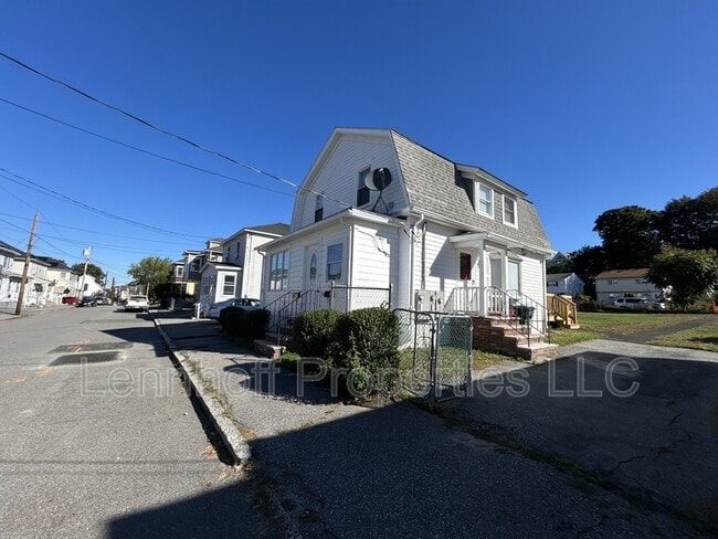 Building Photo - 526 Concord St