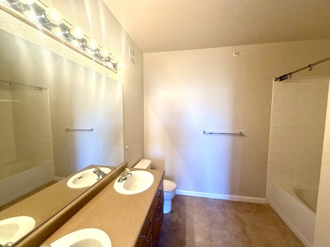 Building Photo - 9538 W San Juan Cir