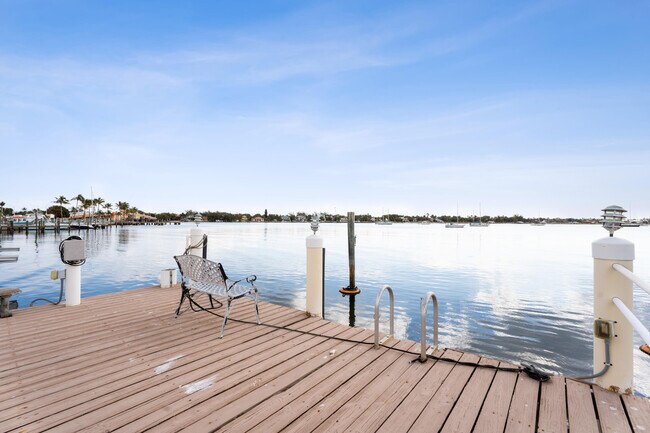 Building Photo - 114 S Lake Dr