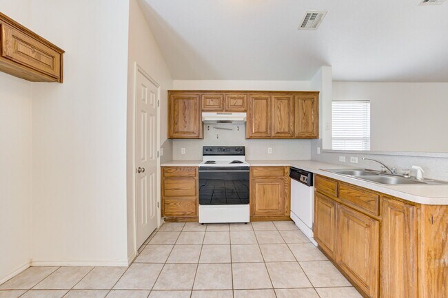 Building Photo - 2813 Edgemere Dr