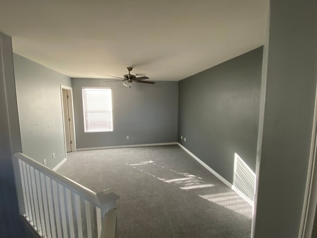 Building Photo - Gorgeous 4Bed/2.5Bath/2Car, 2-Story Residence with Loft in Mountains Edge Area gated Community!