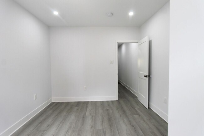 Building Photo - 103 E Coulter St