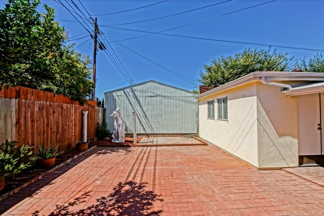 Building Photo - ***$500 OFF FIRST MONTHS RENT*** SPACIOUS, BRIGHT & AIRY, 3BR2BA HOME W/ GREAT OUTDOOR SPACE, LAR...