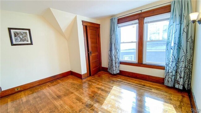 Building Photo - 400 Roberts Ave